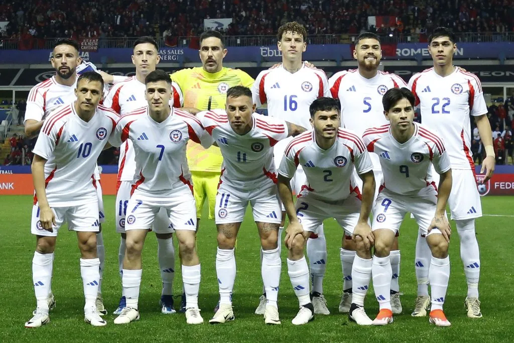 Osorio posa junto a los jugadores de La Roja en el duelo ante Albania | FOTO: Matteo Ciambelli/Photosport