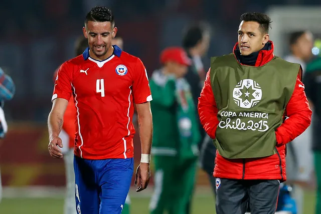 Isla y Sánchez se vuelven a reencontrar en La Roja | Foto: Photosport