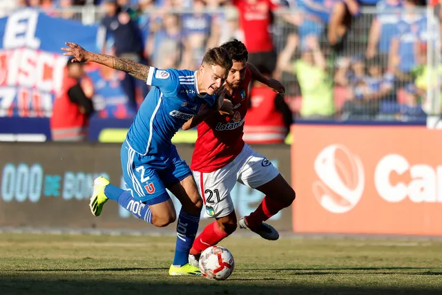 Calderón se ha consolidado en la zaga azul | Foto: Photosport