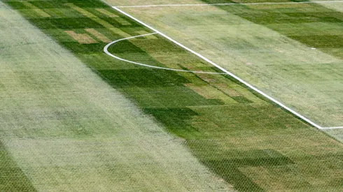 En Colo Colo intentan recuperar la cancha del Estadio Monumental previo a la revisión de Conmebol. (Foto: Guillermo Salazar)