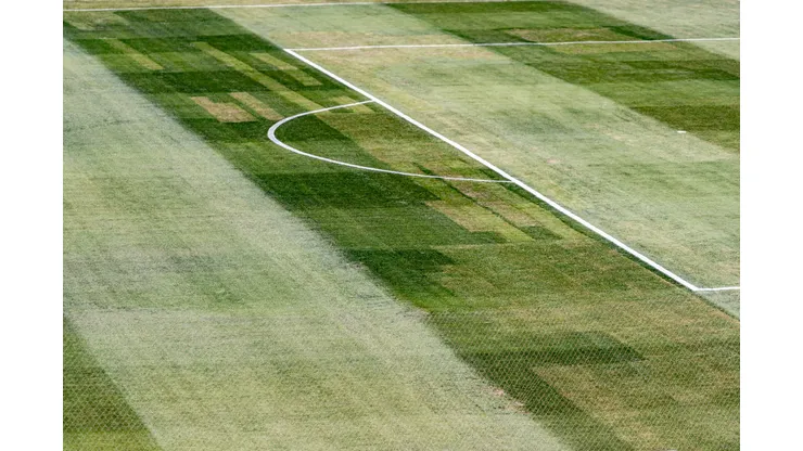 En Colo Colo intentan recuperar la cancha del Estadio Monumental previo a la revisión de Conmebol. (Foto: Guillermo Salazar)