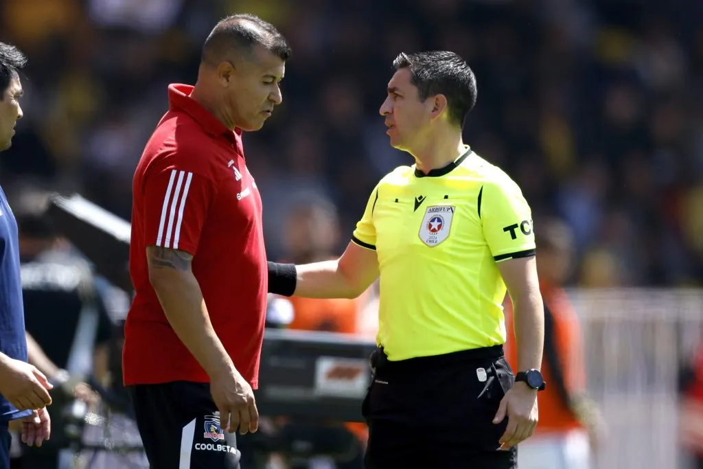 Jorge Almirón tuvo una tarde de furia en Coquimbo contra el cuarto árbitro Miguel Araos. (Foto: Andrés Pina/Photosport)