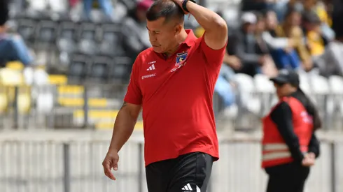 Jorge Almirón recibe castigo por insulto a cuarto árbitro. (Foto: Alejandro Pizarro Ubilla/Photosport)