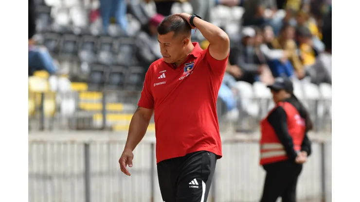 Jorge Almirón recibe castigo por insulto a cuarto árbitro. (Foto: Alejandro Pizarro Ubilla/Photosport)