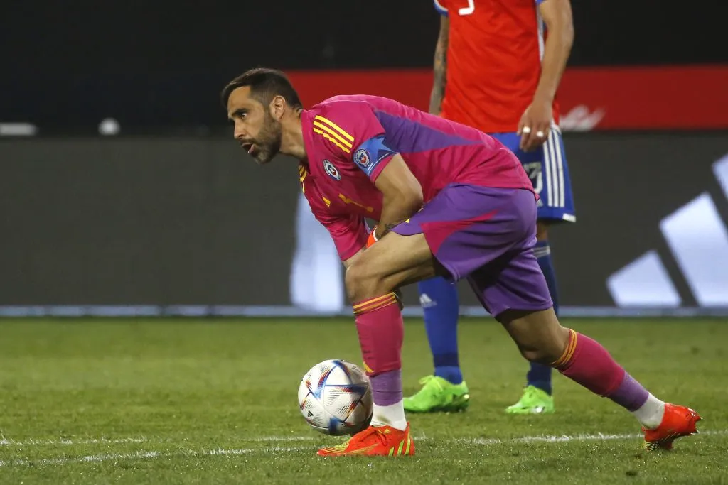 Claudio Bravo es capitán en La Roja. (Foto: PhotosporT)