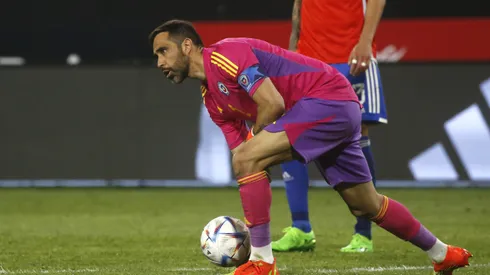 Claudio Bravo es capitán en La Roja. (Foto: PhotosporT)
