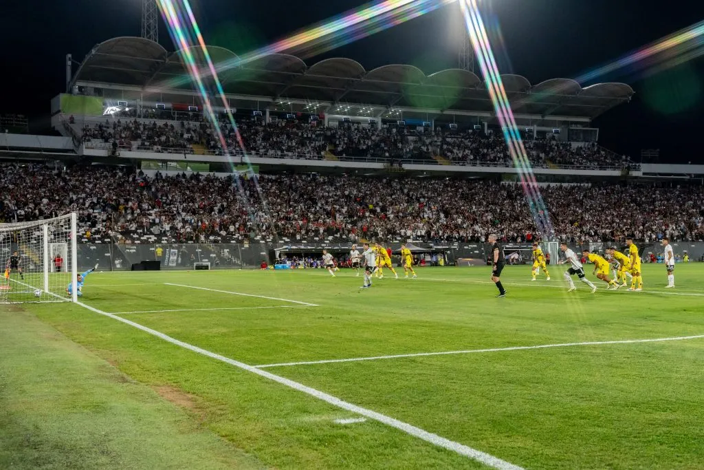 En Colo Colo trabajan contra el tiempo para reparar la cancha del Estadio Monumental. (Foto: Guillermo Salazar)