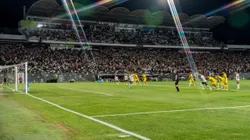 En Colo Colo esperan que la Conmebol apruebe la cancha del Estadio Monumental. (Foto: Guillermo Salazar)
