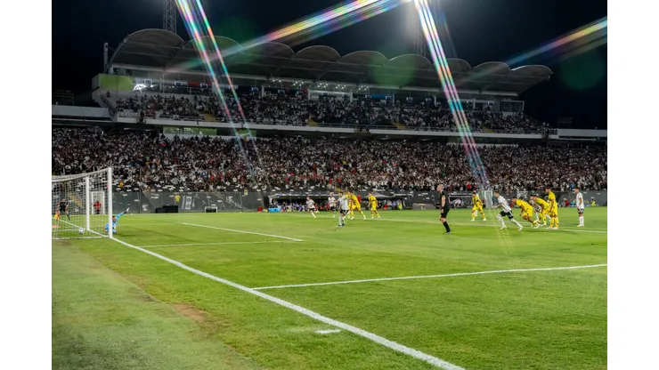 En Colo Colo esperan que la Conmebol apruebe la cancha del Estadio Monumental. (Foto: Guillermo Salazar)