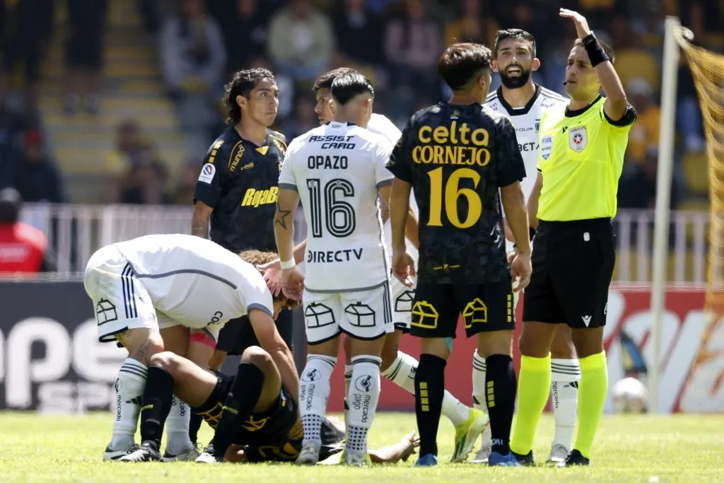 Momento en que Maximiliano Falcón le prestó la primera ayuda a Dixon Pereira en el partido entre Coquimbo Unido y Colo Colo. (Foto: Andrés Pina/Photosport)