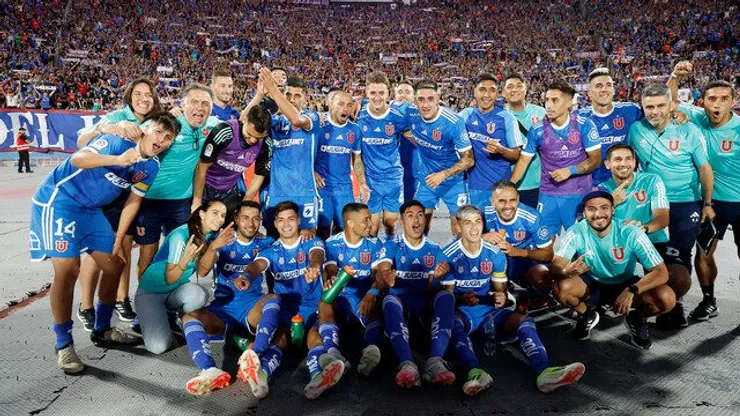 Héctor Chico Hoffens le da un consejo a los jugadores de la U