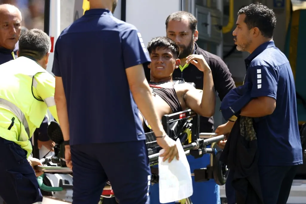Dixon Pereira siendo retirado en ambulancia del estadio | FOTO: Andres Pina/Photosport