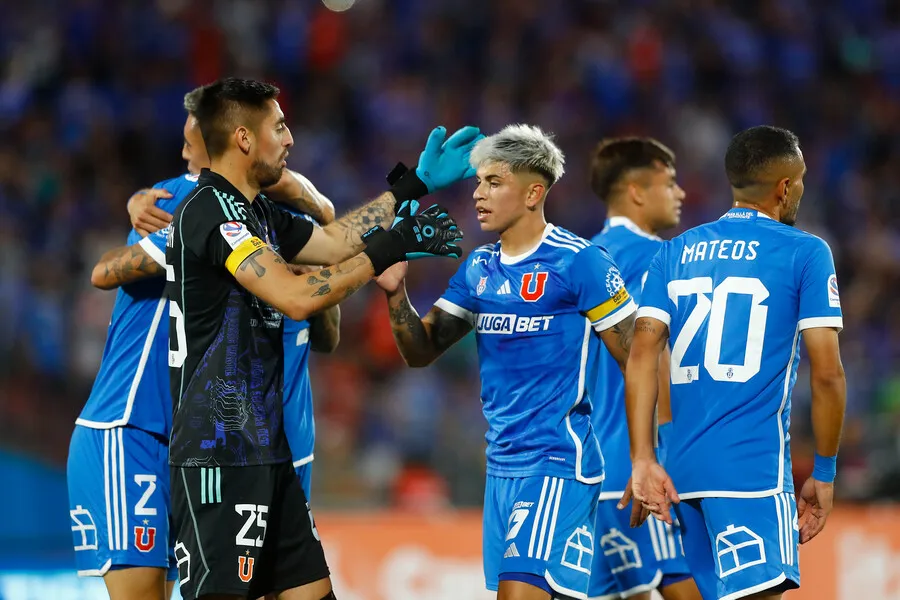 El abrazo de Gabo con sus compañeros tras el triunfo ante O’Higgins (Photosport)