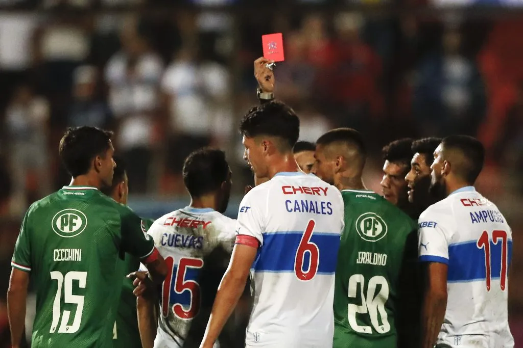 El volante Alfred Canales vio la tarjeta roja en Universidad Católica. (Foto: Felipe Zanca/Photosport)