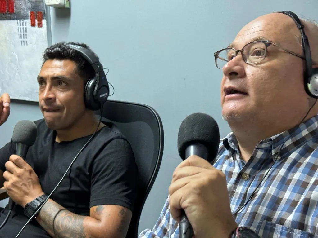 Gonzalo Jara comentando en La Liga 2D junto a Tito Garrido (Gentileza: Liga 2D)