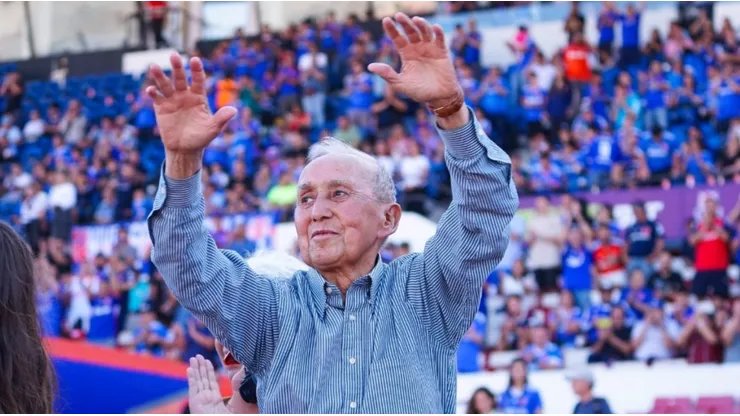 "Fifo" Eyzaguirre recibió el aplauso del hincha azul.