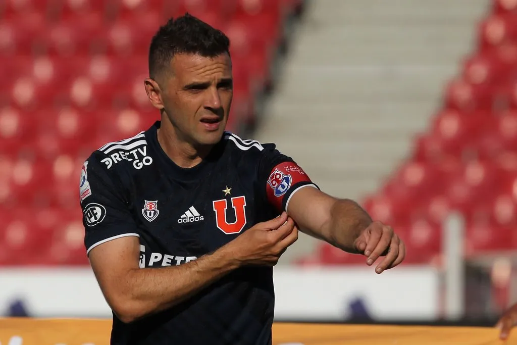 Montillo portando la jineta de capitán de la U | FOTO: Dragomir Yankovic/Photosport