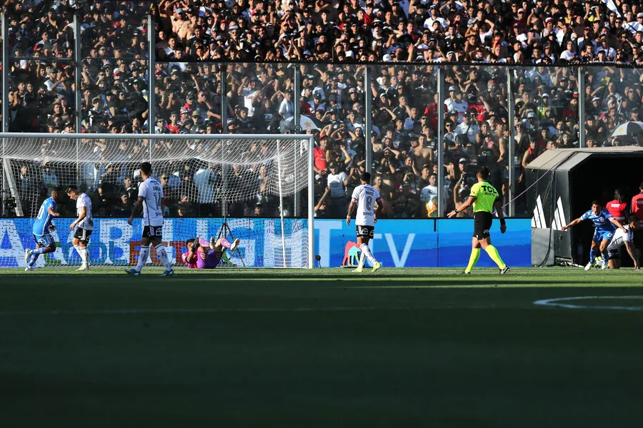 La cancha del Estadio Monumental está en pésimo estado. | Foto: Photosport