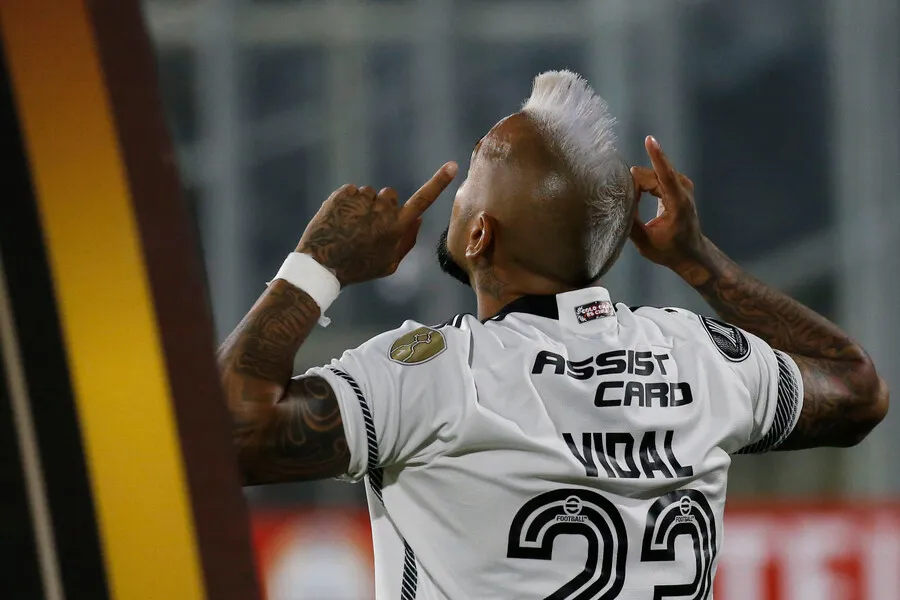 Pollo Véliz nuevamente le cae a Arturo Vidal. | Foto: Photosport