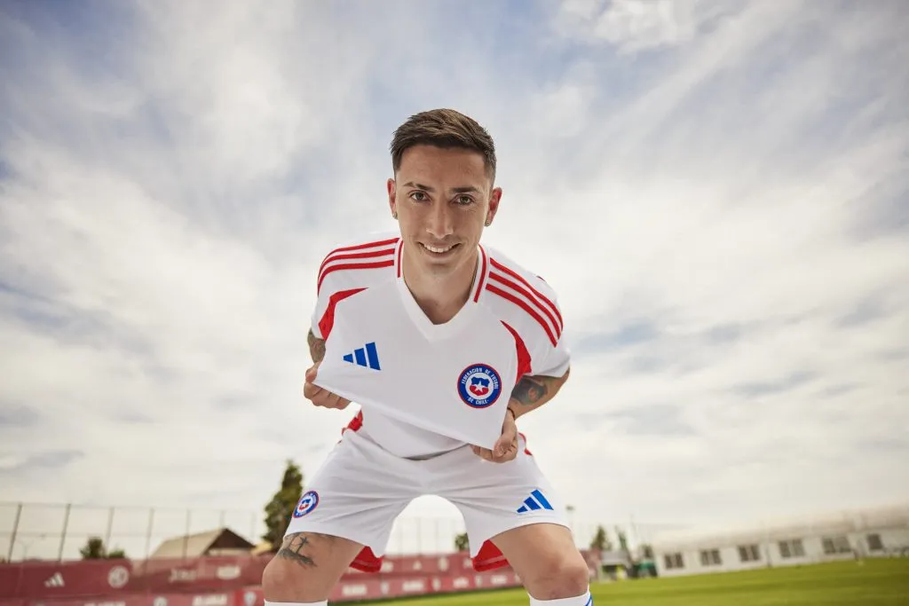 Rodrigo Echeverría posando con la nueva camiseta de visitante de La Roja | FOTO: Adidas