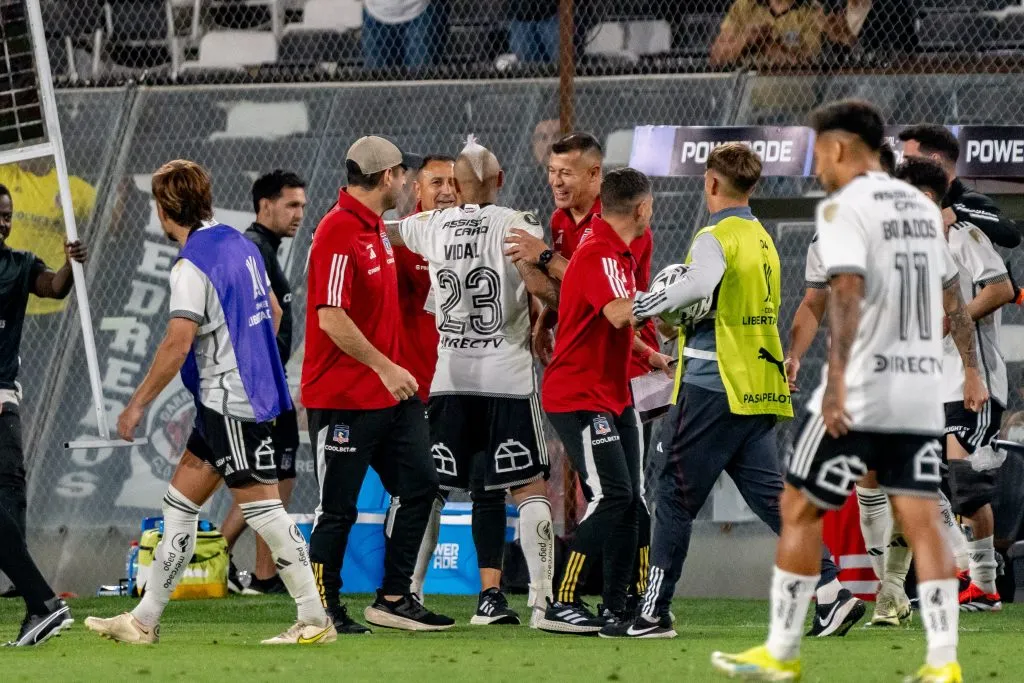 Así celebró Jorge Almirón la clasificación de Colo Colo a fase de grupos de Copa Libertadores. (Foto: Guillermo Salazar)