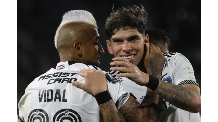 Carlos Palacios le ganó el lanzamiento penal a Arturo Vidal. (Foto: Javier Salvo/Photosport)