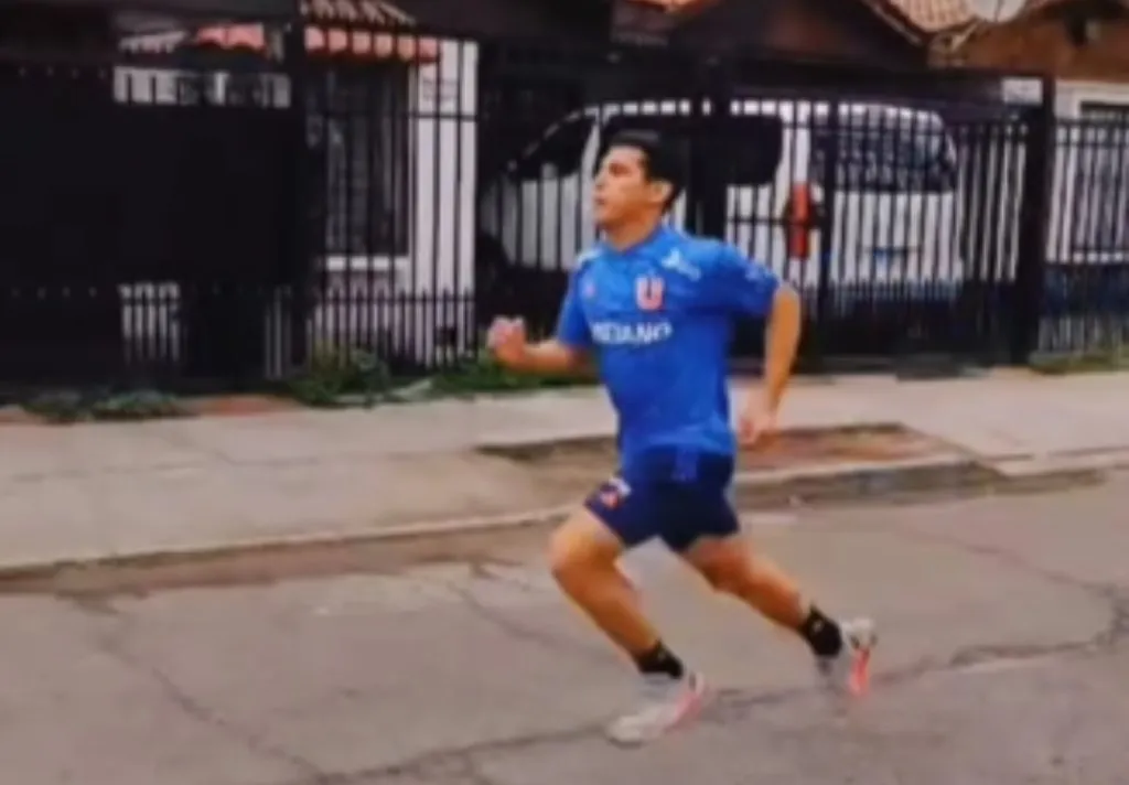 Israel Poblete entrenaba con la indumentaria de Universidad de Chile en la calle.