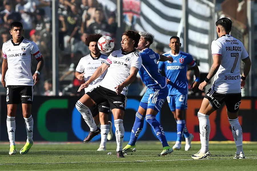 Pequeño hincha azul vivió negra jornada, pero vio a la U triunfar en el Monumental. | Foto: Photosport