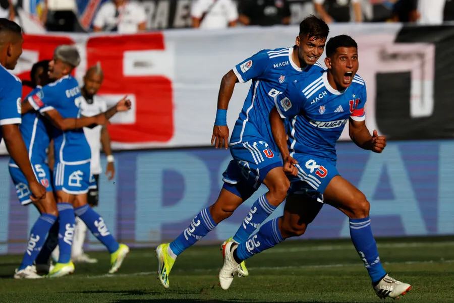 Poblete celebrando el gol que entró en la historia (Photosport)