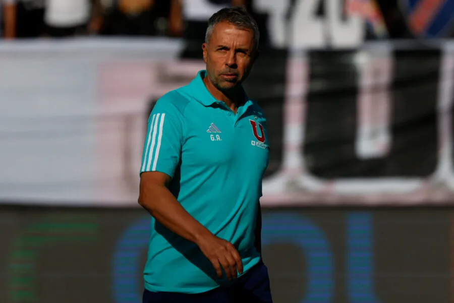 Valdivia aplaudió el planteo de Álvarez. | Foto: Photosport