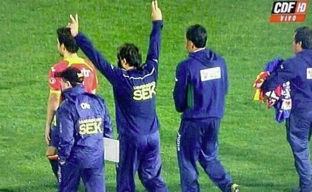 El gesto de José Luis Sierra tras partido entre Unión Española y Universidad Católica. (Foto: Captura CDF)