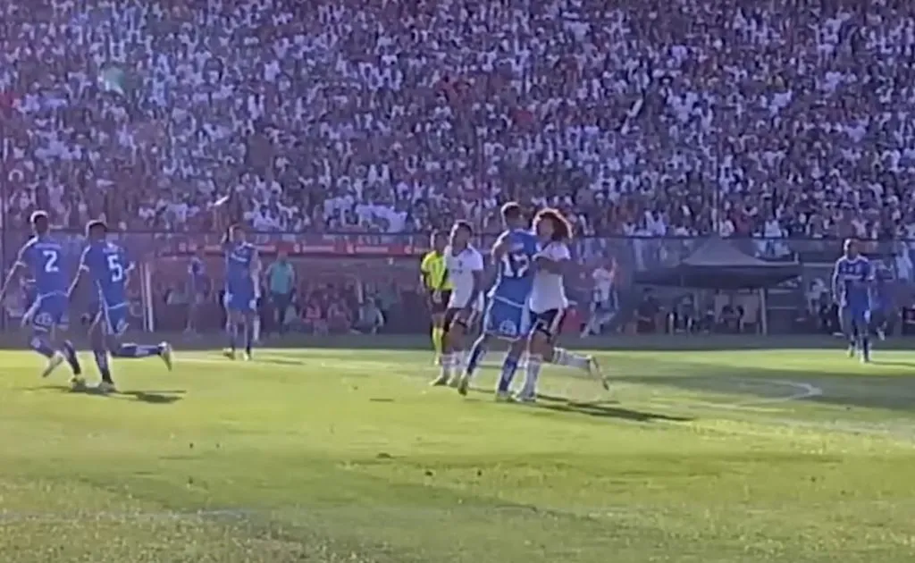 El VAR interpreta que no había jugada de Maximiliano Falcón en contacto con el brazo a Fabián Hormazábal. (Foto: Campeonato Chileno)
