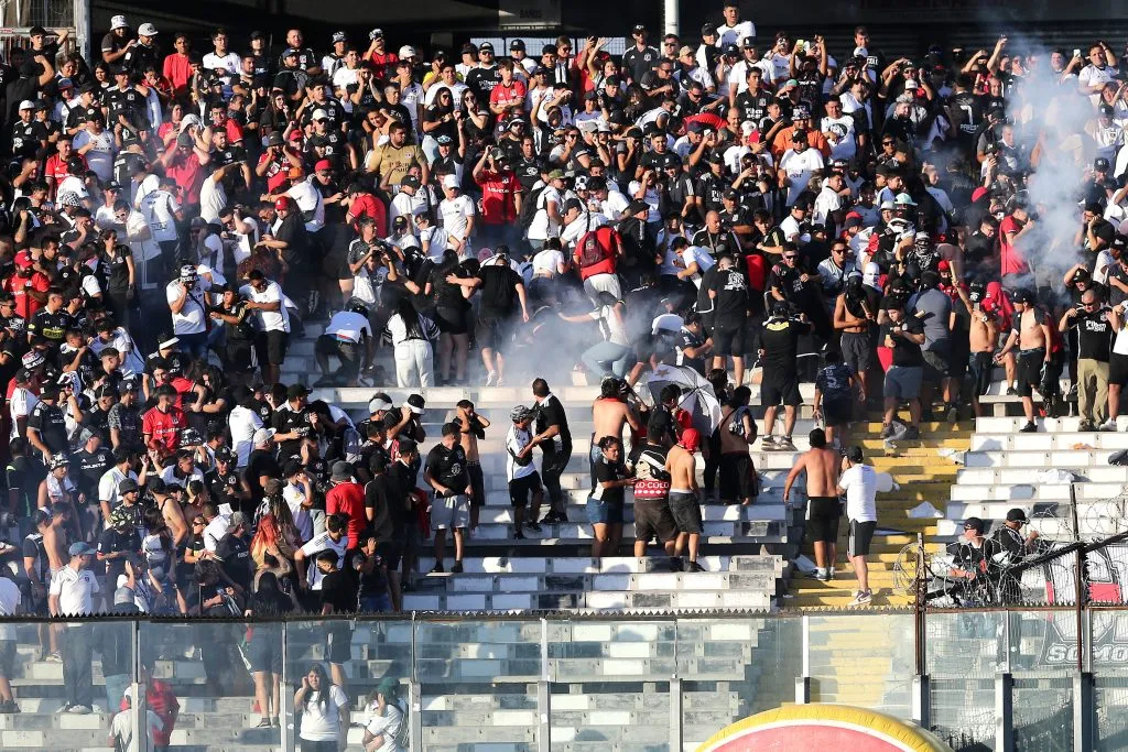 Tras el inicio del segundo tiempo barristas de Colo Colo ubicados en el sector Lautaro del Estadio Monumental lanzaron fuegos artificiales. (Foto: Javier Salvo/Photosport)