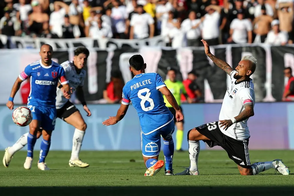 Vidal sigue recibiendo críticas de los hinchas albos | FOTO: Javier Salvo/Photosport