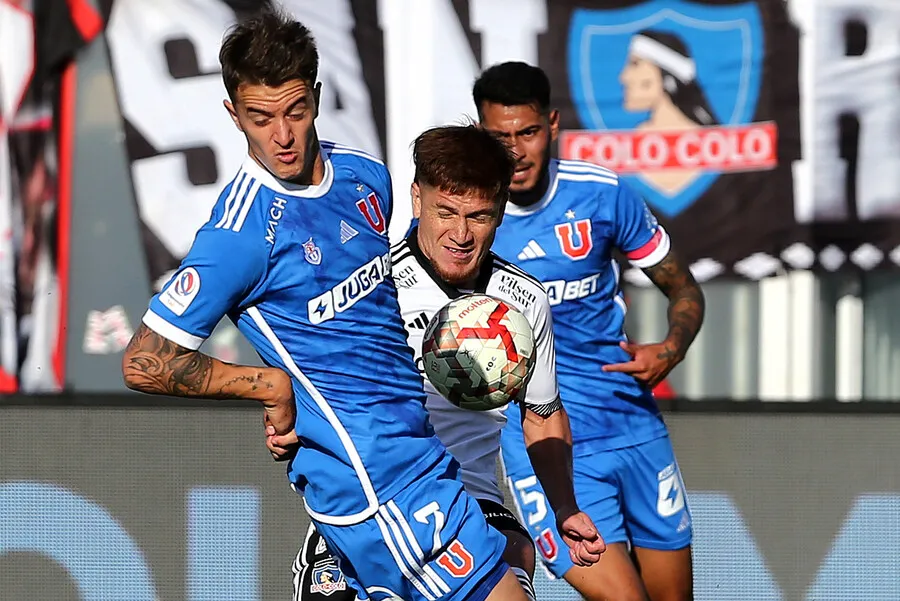 Calderón frenando a un inexistente Leonardo Gil (Photosport)