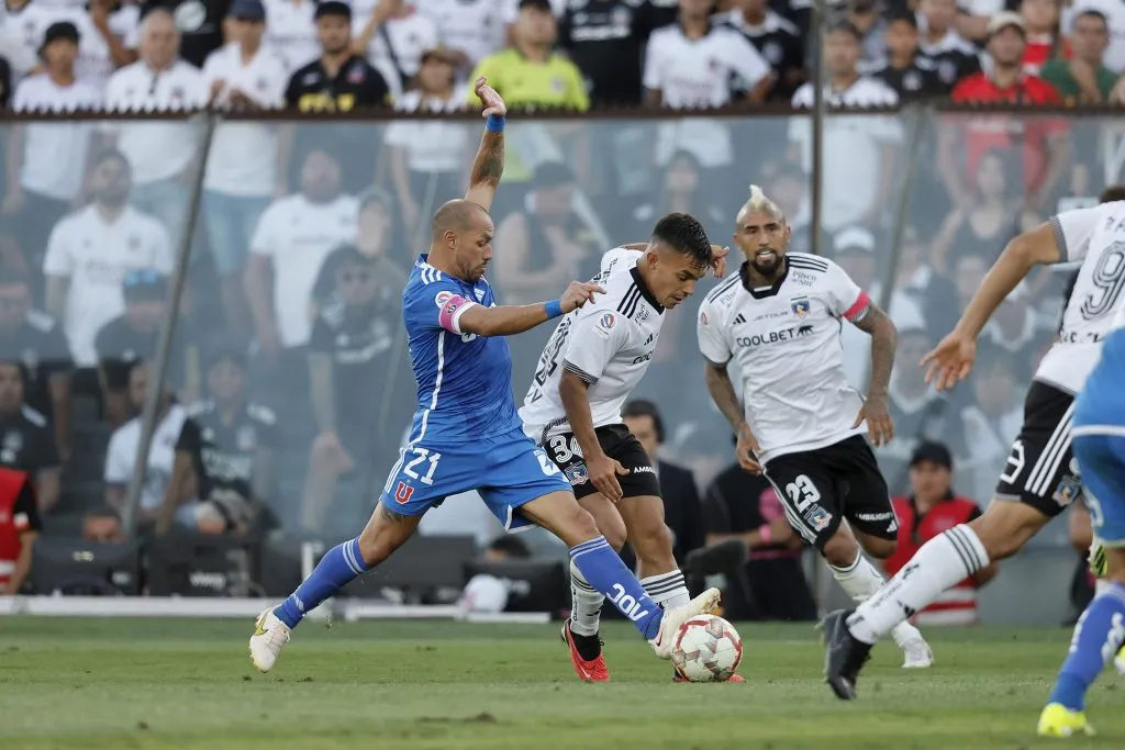 Marcelo Díaz disputando un balón con Vicente Pizarro | FOTO: Pepe Alvujar/Photosport