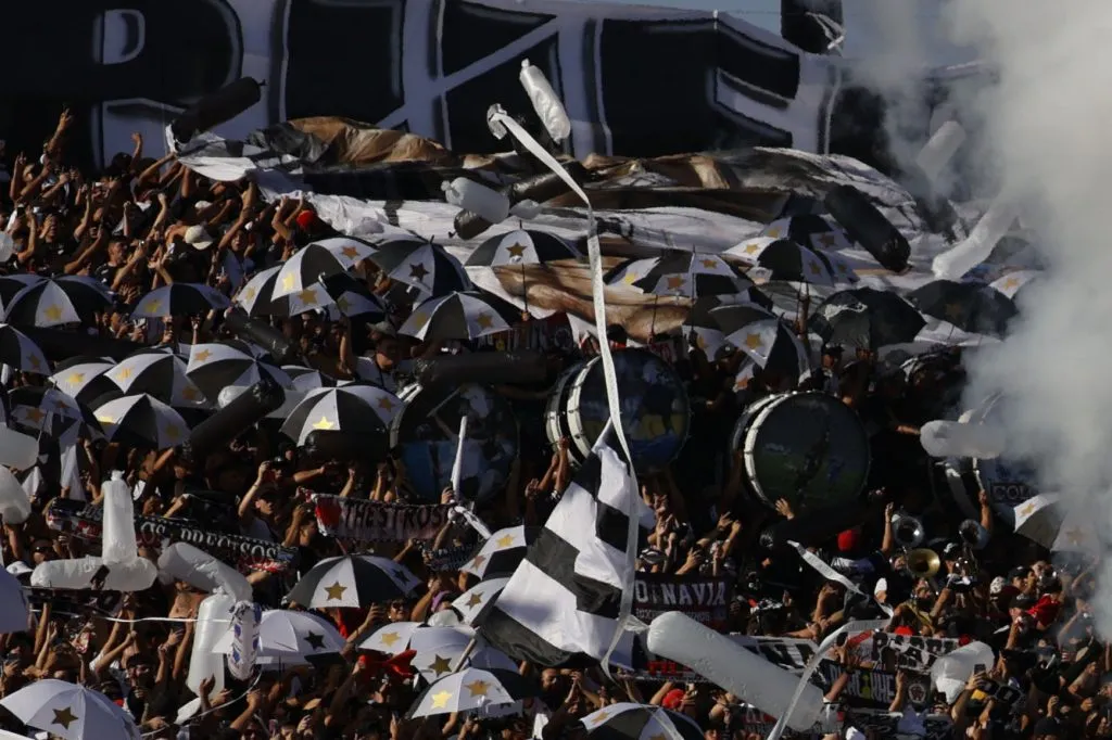 Los hinchas albos llegaron en masa al Monumental a apoyar al club de sus amores | FOTO: Dragomir Yankovic/Photosport