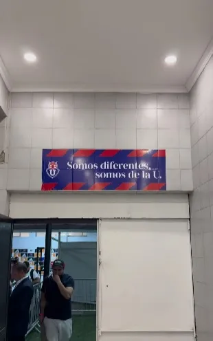 El mensaje de la U en camarines. | Foto: UdeChile