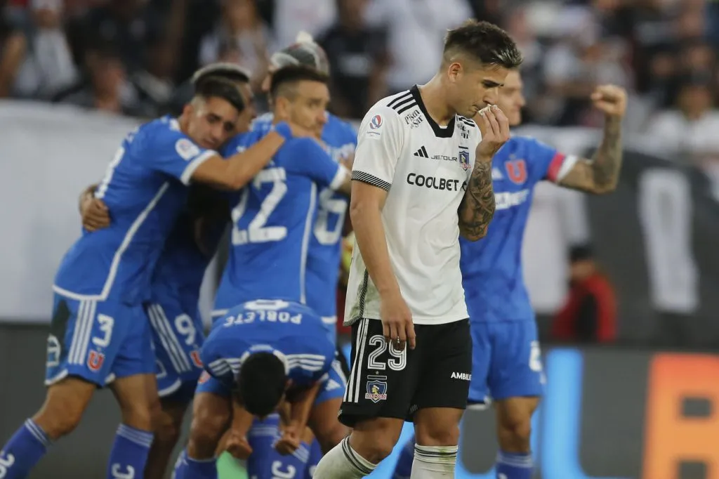 Los jugadores azules festejando el histórico triunfo ante los albos | FOTO: Dragomir Yankovic/Photosport