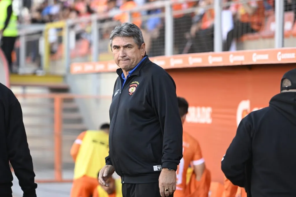 Emiliano Astorga se refiere a los préstamos de Bryan Ogaz y Brandon Cáceres. (Foto: Photosport)