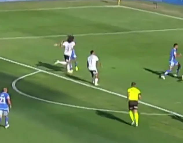 La jugada de Falcón fue una de las grandes polémicas del primer tiempo | FOTO: Captura