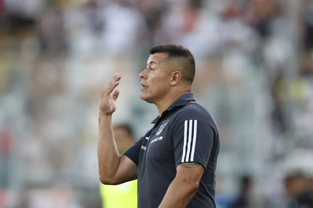Jorge Almirón vivirá su primer clásico como entrenador de Colo Colo. (Foto: Photosport)