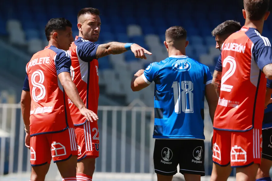 Gamboa ve falencias en la retaguardia azul. | Foto: Photosport