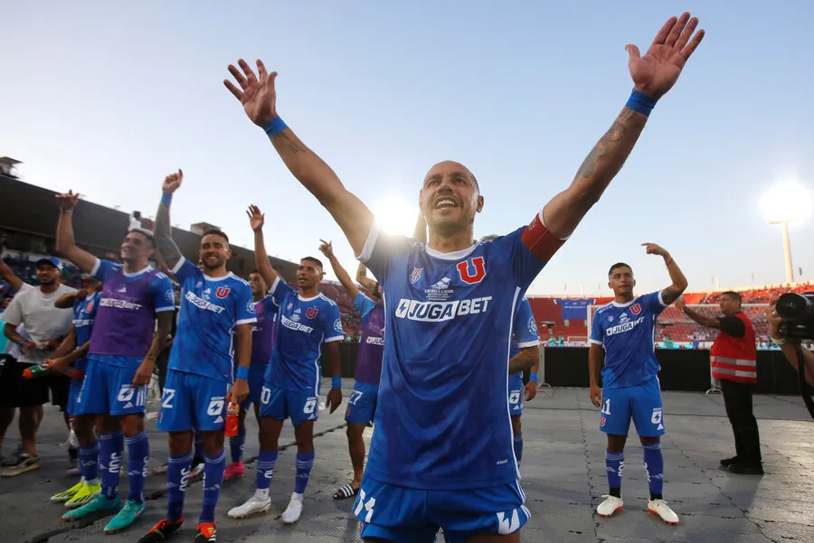 Chelo Díaz se cuadra con el hincha azul. | Foto: Photosport
