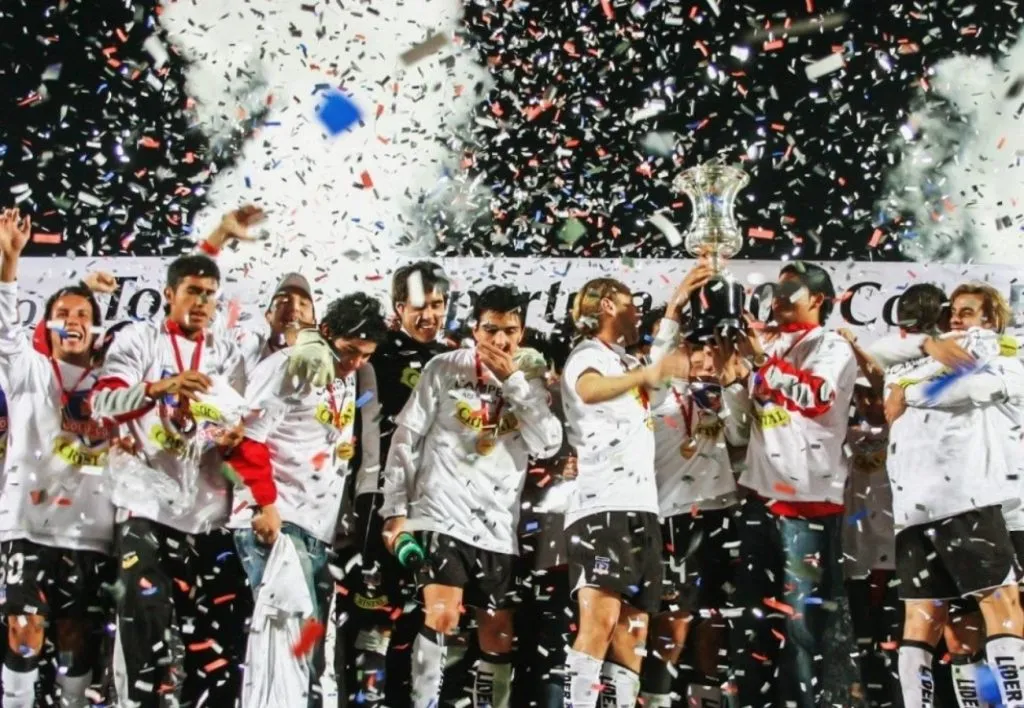 Arturo Vidal en la celebración del título de Colo Colo en el Torneo de Apertura 2006.