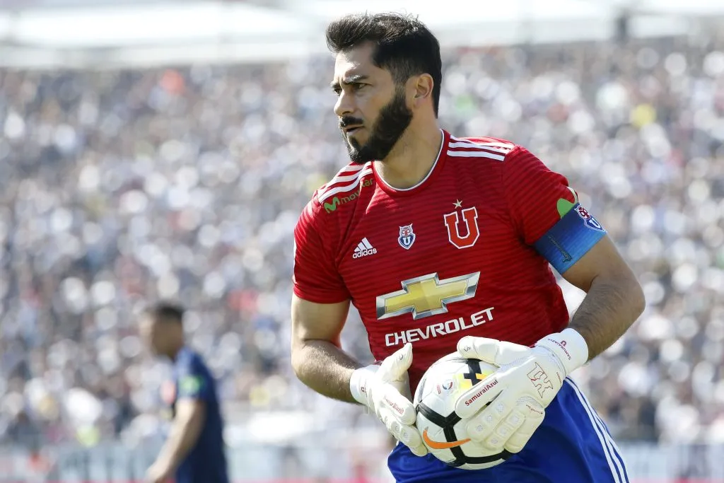 Johnny Herrera es ídolo de Universidad de Chile. Pudo tener una historia en la UC.