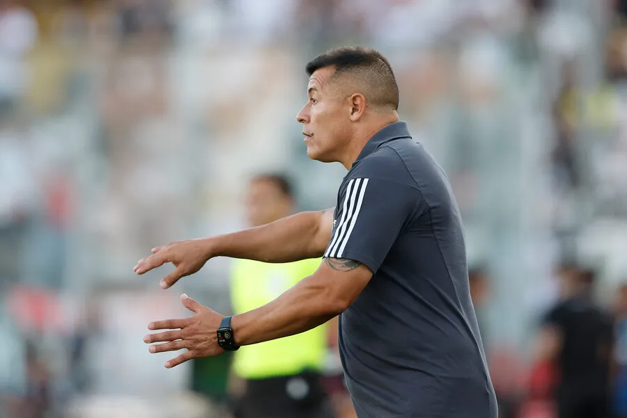 Romai le tiró las orejas a Almirón. | Foto: Photosport