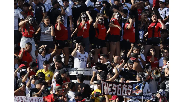 Hinchas de Colo Colo reciben gran noticia para el Superclásico. (Foto: Andrés Pina/Photosport)