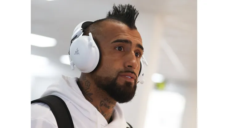 Arturo Vidal vio desde las tribunas el partido entre Colo Colo y Sportivo Trinidense. (Foto: Colo Colo)