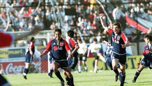 9/9/2001 el último triunfo azul en Macul con Vaccia en el banco (Archivo)